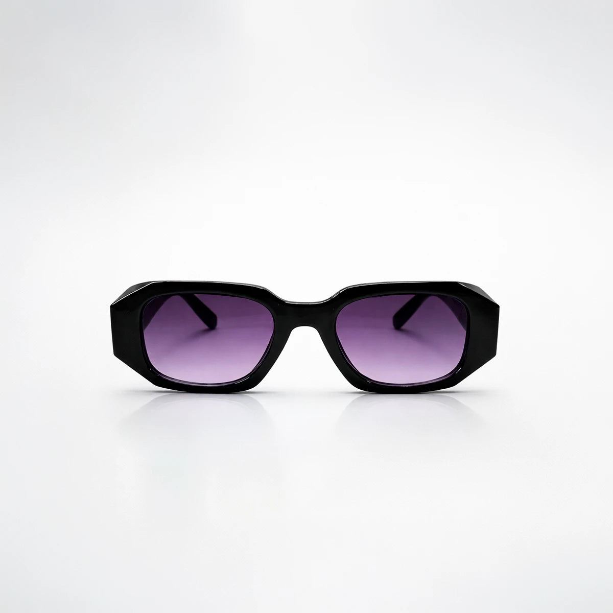 Gafas de sol rectangulares geométricas Milan Night con montura gruesa negra y lentes en degradado violeta.
