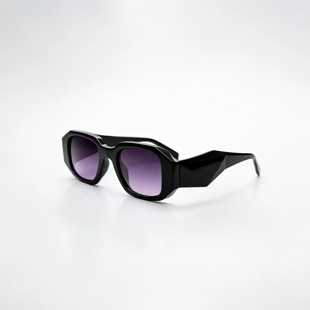 Gafas de sol rectangulares geométricas Milan Night con montura gruesa negra y lentes en degradado violeta.
