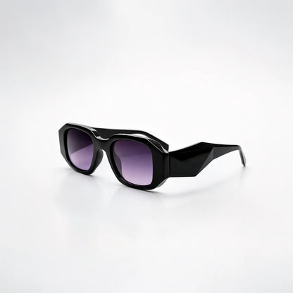 Gafas de sol rectangulares geométricas Milan Night con montura gruesa negra y lentes en degradado violeta.
