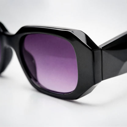 Gafas de sol rectangulares geométricas Milan Night con montura gruesa negra y lentes en degradado violeta.
