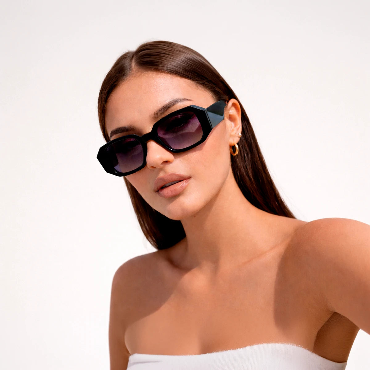 Gafas de sol rectangulares geométricas Milan Night con montura gruesa negra y lentes en degradado violeta.
