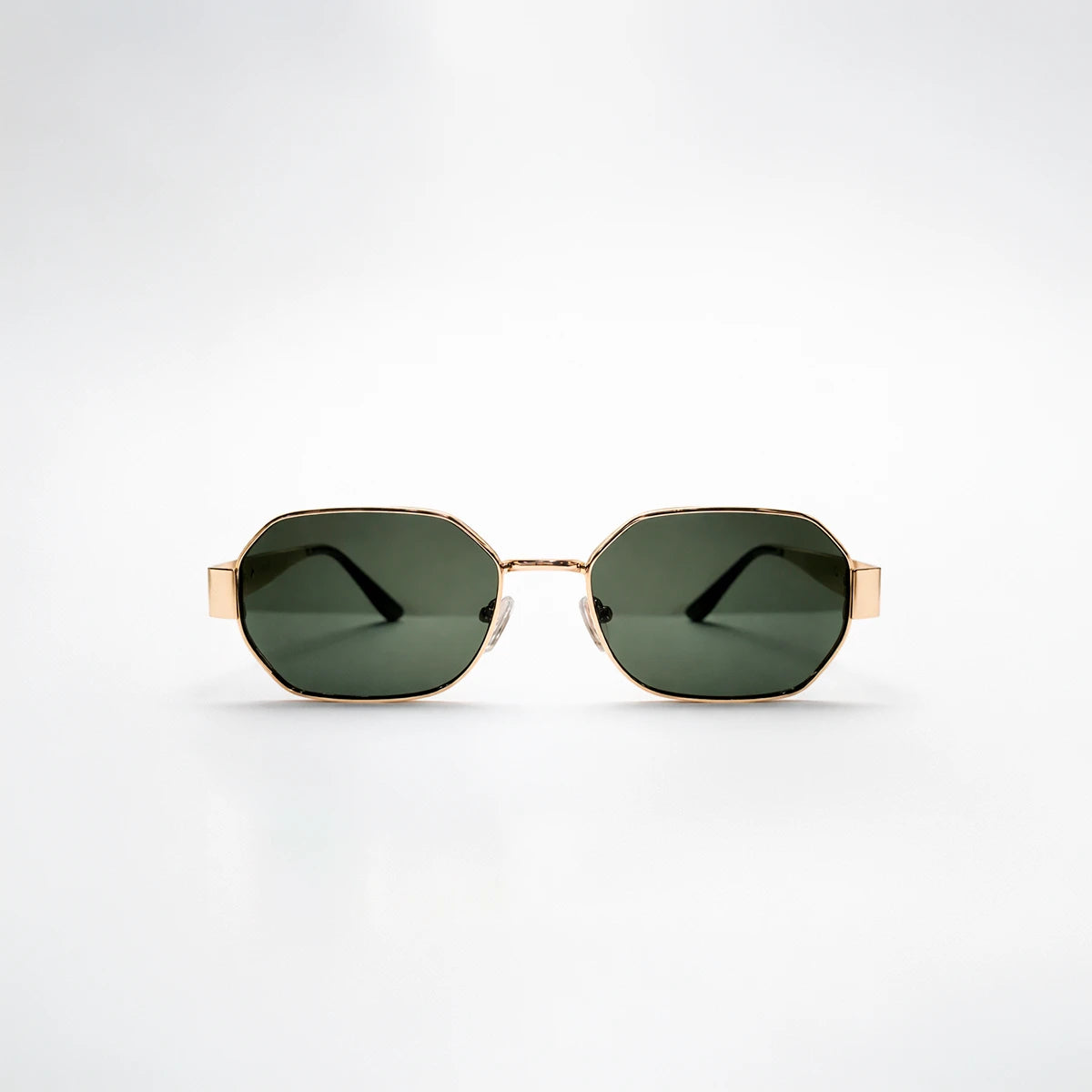 Gafas de sol geométricas Monaco Olive con montura metálica fina dorada y lentes en tono verde oliva.