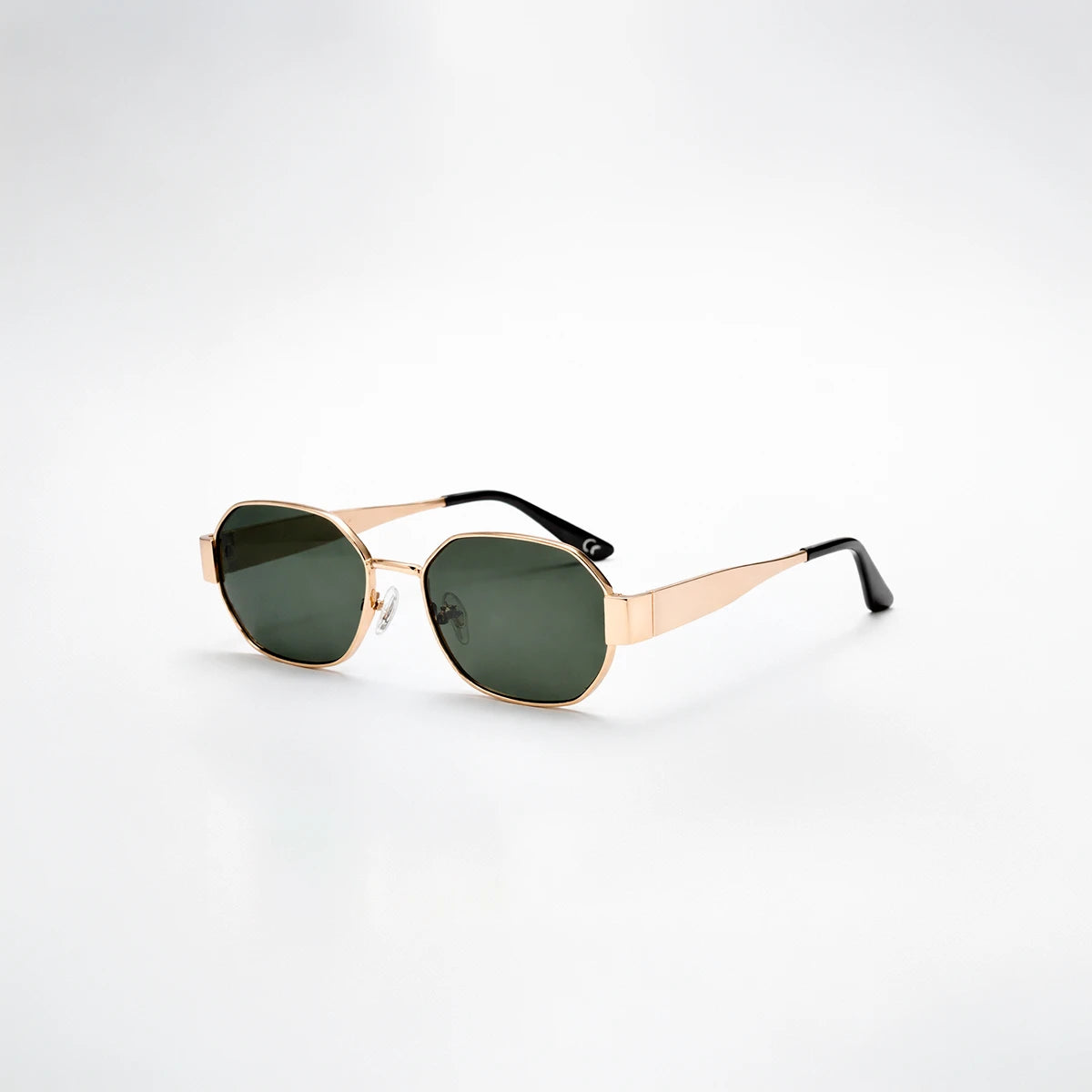 Gafas de sol geométricas Monaco Olive con montura metálica fina dorada y lentes en tono verde oliva.