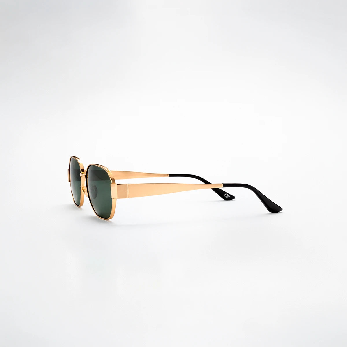 Gafas de sol geométricas Monaco Olive con montura metálica fina dorada y lentes en tono verde oliva.