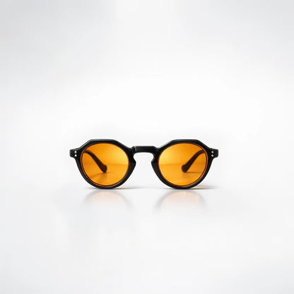 Gafas de sol Napoli Amber con montura negra y lentes de tono ámbar para un estilo de vida contemporáneo.
