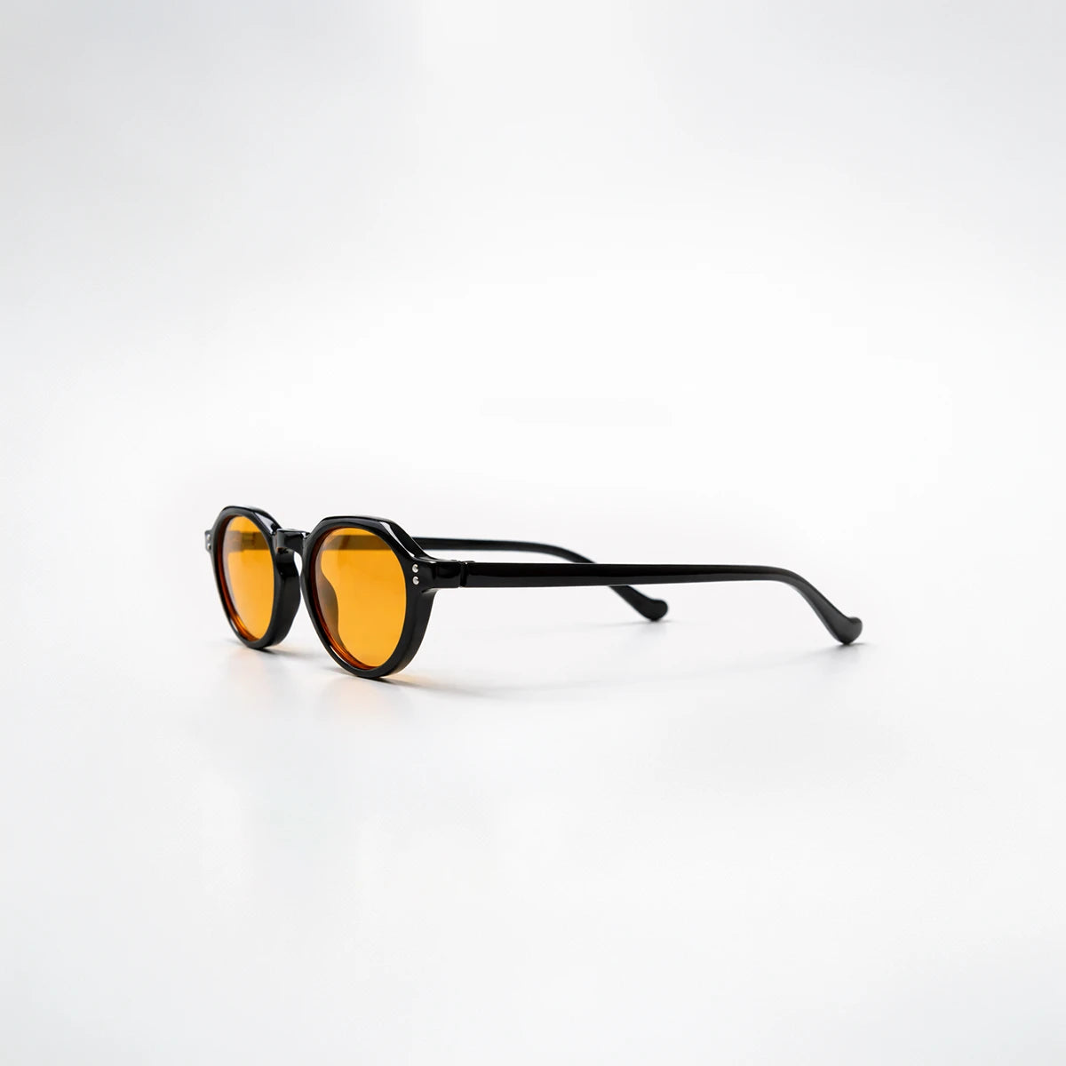 Gafas de sol Napoli Amber con montura negra y lentes de tono ámbar para un estilo de vida contemporáneo.
