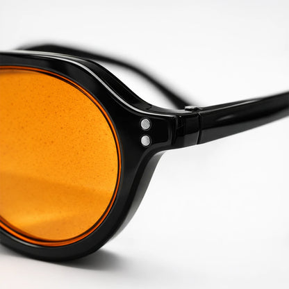 Gafas de sol Napoli Amber con montura negra y lentes de tono ámbar para un estilo de vida contemporáneo.
