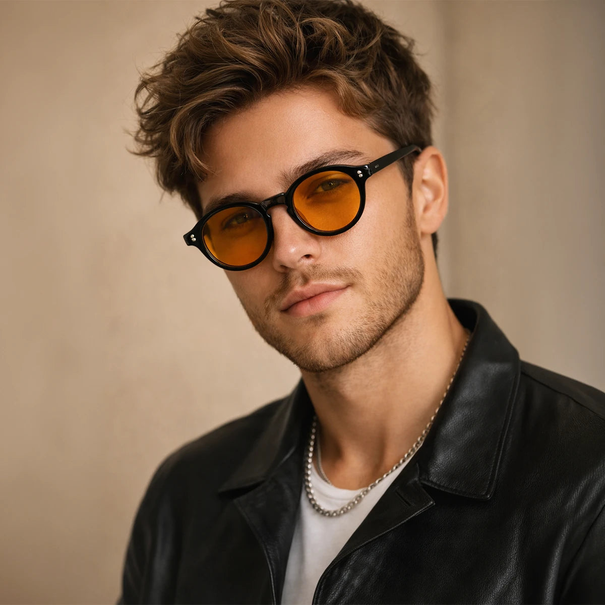 Gafas de sol Napoli Amber con montura negra y lentes de tono ámbar para un estilo de vida contemporáneo.
