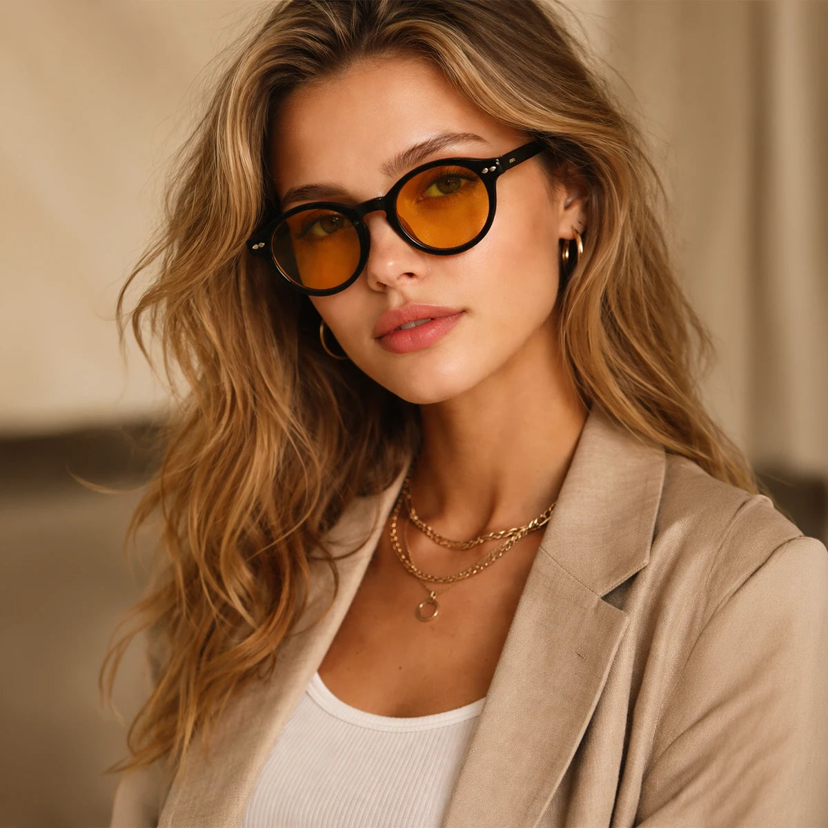 Gafas de sol Napoli Amber con montura negra y lentes de tono ámbar para un estilo de vida contemporáneo.
