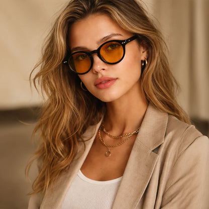Gafas de sol Napoli Amber con montura negra y lentes de tono ámbar para un estilo de vida contemporáneo.
