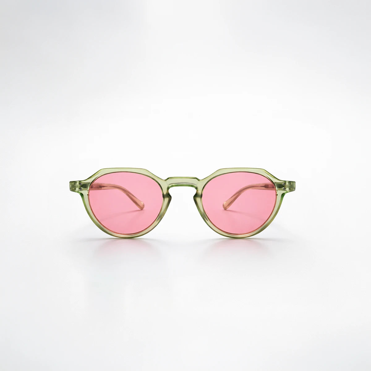 Gafas de sol redondeadas Golden Hour con montura negra de líneas limpias y lentes en tono ámbar cálido.
