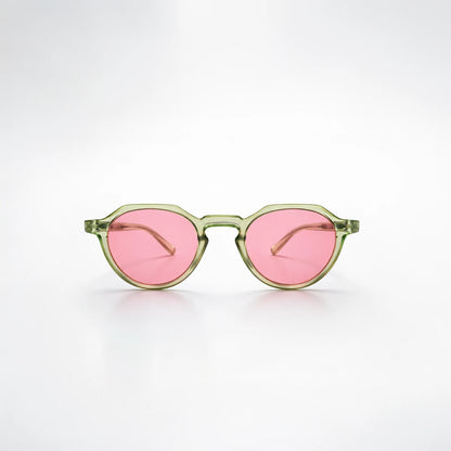 Gafas de sol redondeadas Golden Hour con montura negra de líneas limpias y lentes en tono ámbar cálido.
