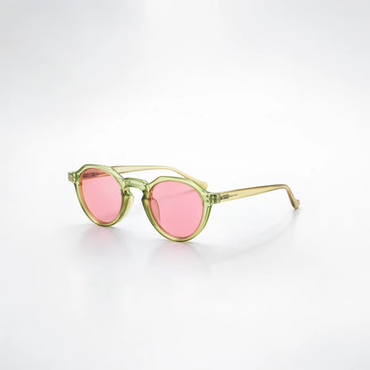 Gafas de sol redondeadas Golden Hour con montura negra de líneas limpias y lentes en tono ámbar cálido.

