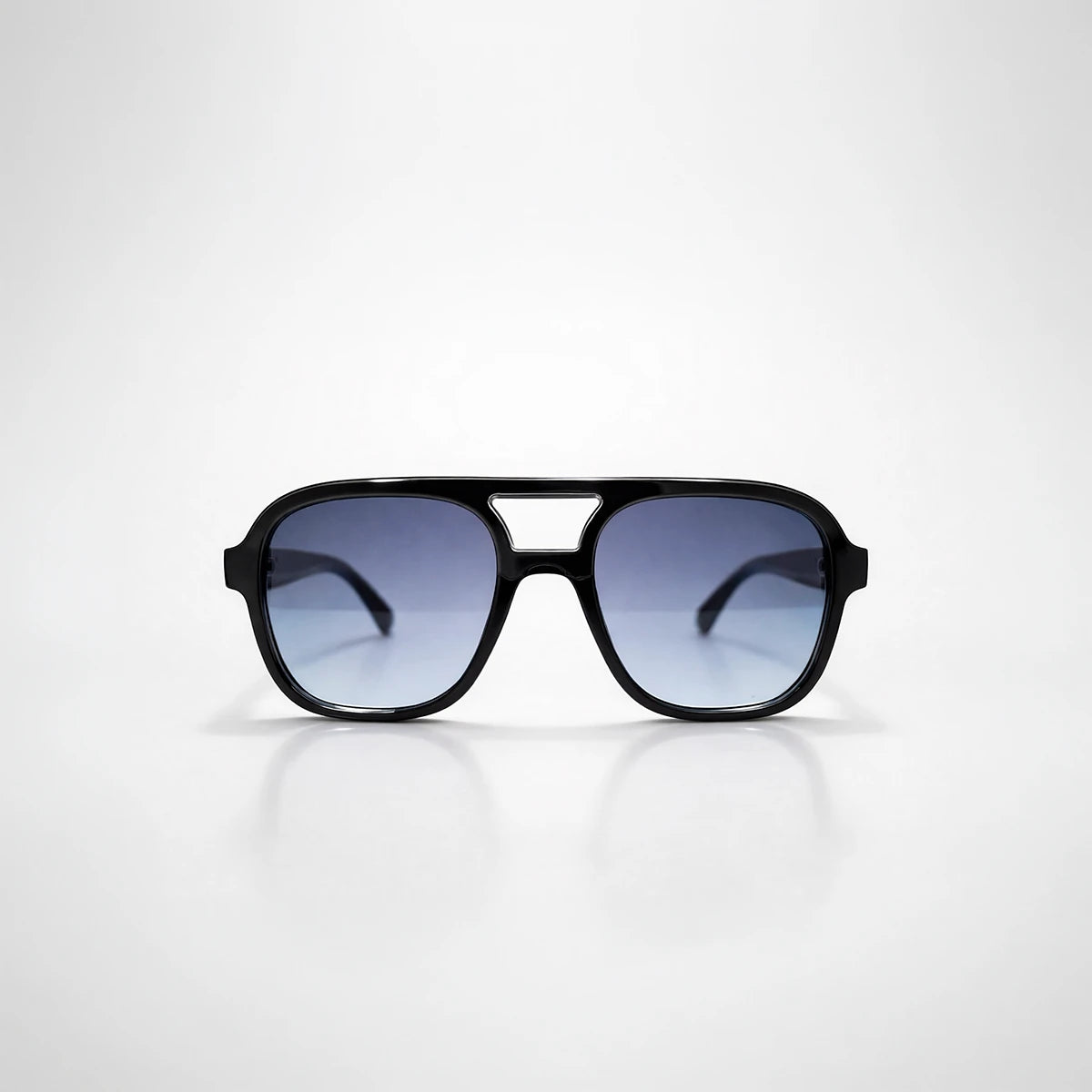 Gafas de sol de estilo aviador geométrico New York Sky con montura gruesa negra y lentes en degradado azul.
