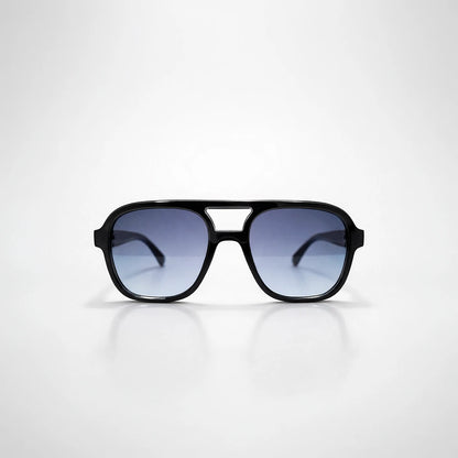 Gafas de sol de estilo aviador geométrico New York Sky con montura gruesa negra y lentes en degradado azul.
