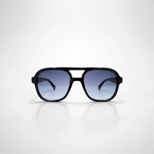 Gafas de sol de estilo aviador geométrico New York Sky con montura gruesa negra y lentes en degradado azul.
