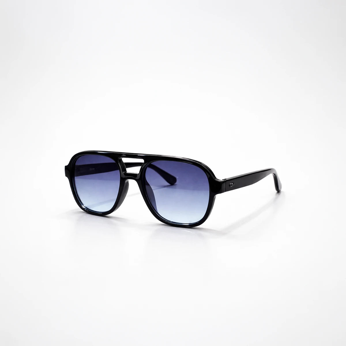 Gafas de sol de estilo aviador geométrico New York Sky con montura gruesa negra y lentes en degradado azul.
