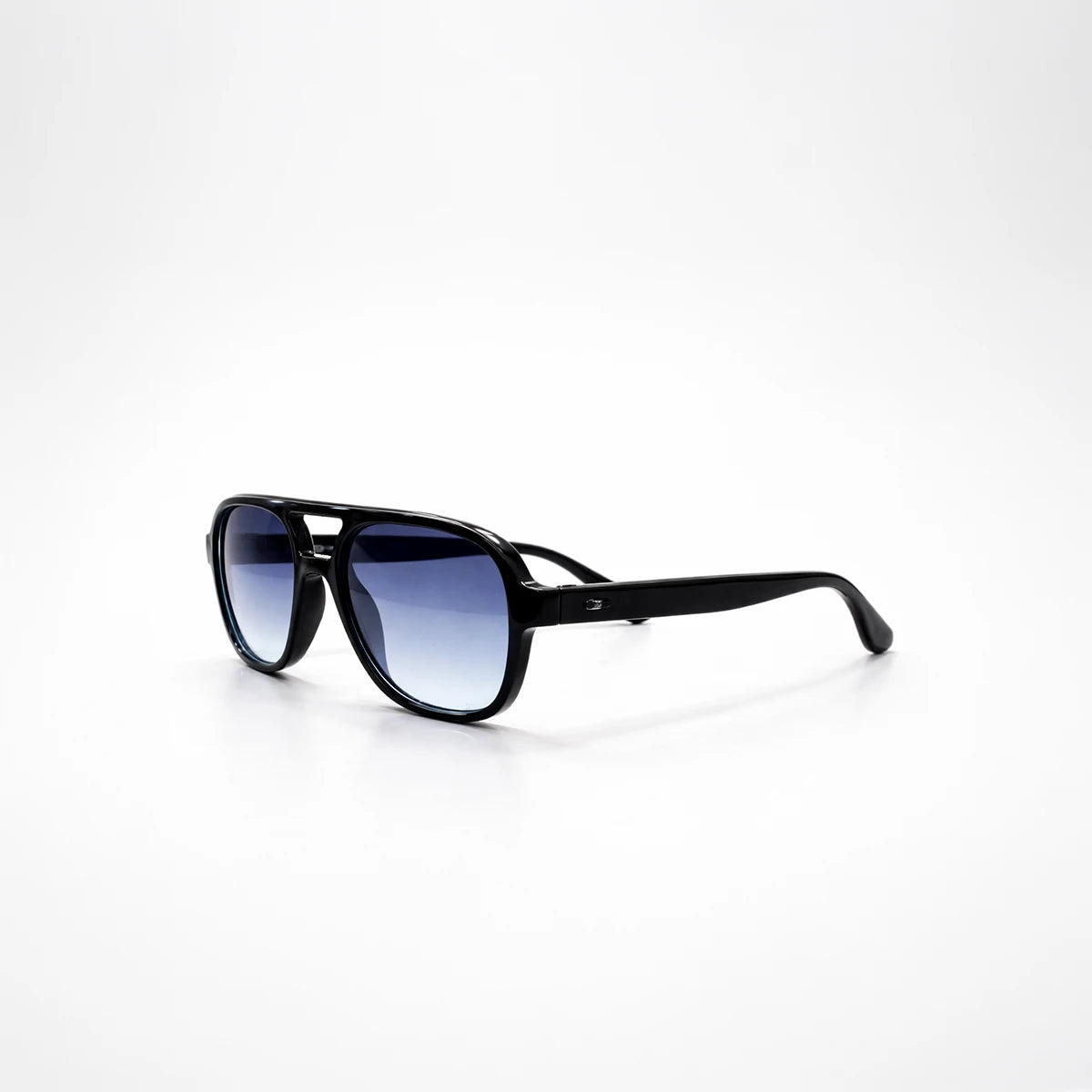 Gafas de sol de estilo aviador geométrico New York Sky con montura gruesa negra y lentes en degradado azul.
