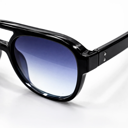 Gafas de sol de estilo aviador geométrico New York Sky con montura gruesa negra y lentes en degradado azul.

