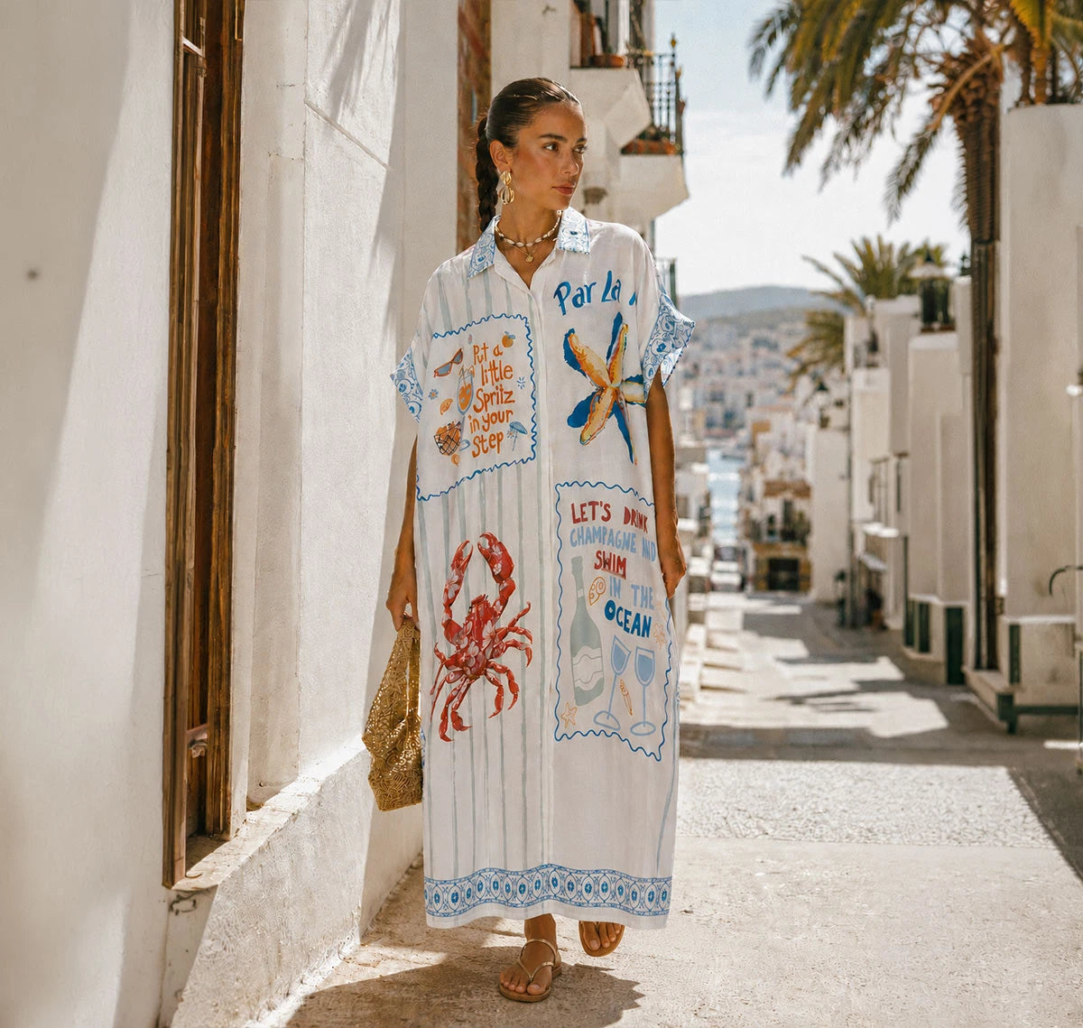 Vestido largo fluido con estampado de estilo postal, cangrejos y rayas. Diseño artístico y sofisticado ideal para tus cenas de verano. ¡Cómpralo en Badhabitsx!
