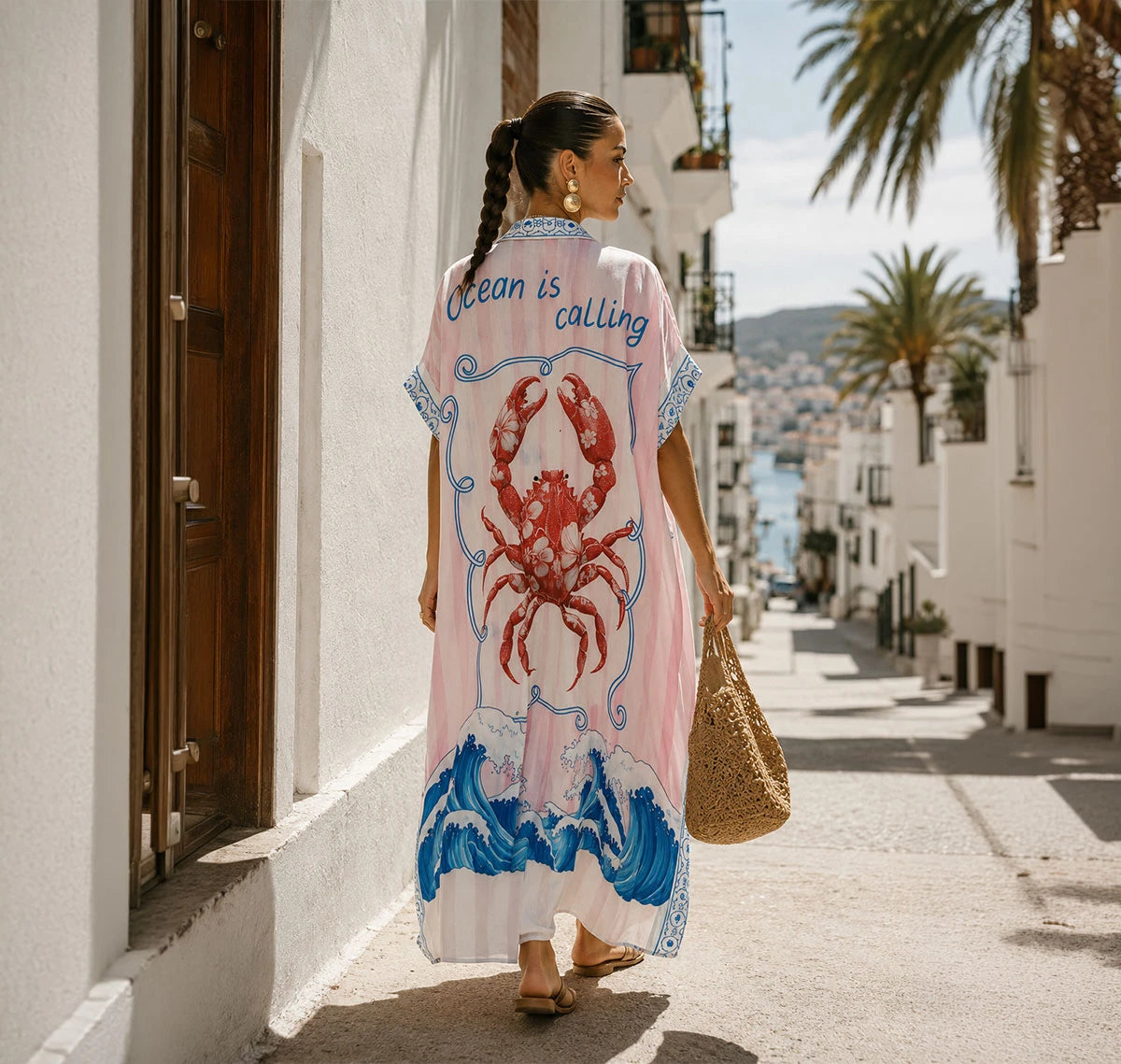 Vestido largo fluido con estampado de estilo postal, cangrejos y rayas. Diseño artístico y sofisticado ideal para tus cenas de verano. ¡Cómpralo en Badhabitsx!