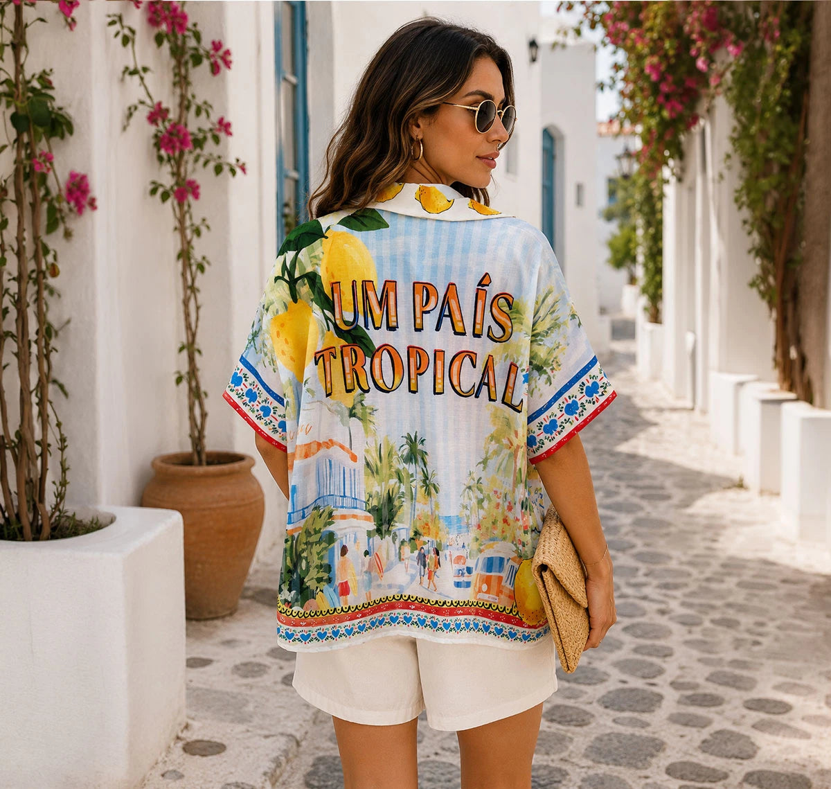 Camisa oversized con ilustración de langostas, limones y mensaje tropical. Diseño artístico y fresco para tus días de verano. ¡Cómprala en Badhabitsx!
