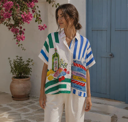 Camisa oversized con ilustraciones de estilo retro: sardinas, aceite de oliva y rayas. Un diseño divertido y sofisticado, perfecto para el verano. ¡Consíguela en Badhabitsx!