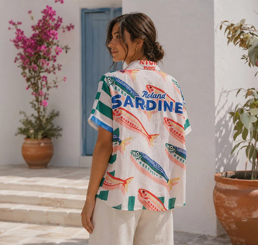 Camisa oversized con ilustraciones de estilo retro: sardinas, aceite de oliva y rayas. Un diseño divertido y sofisticado, perfecto para el verano. ¡Consíguela en Badhabitsx!