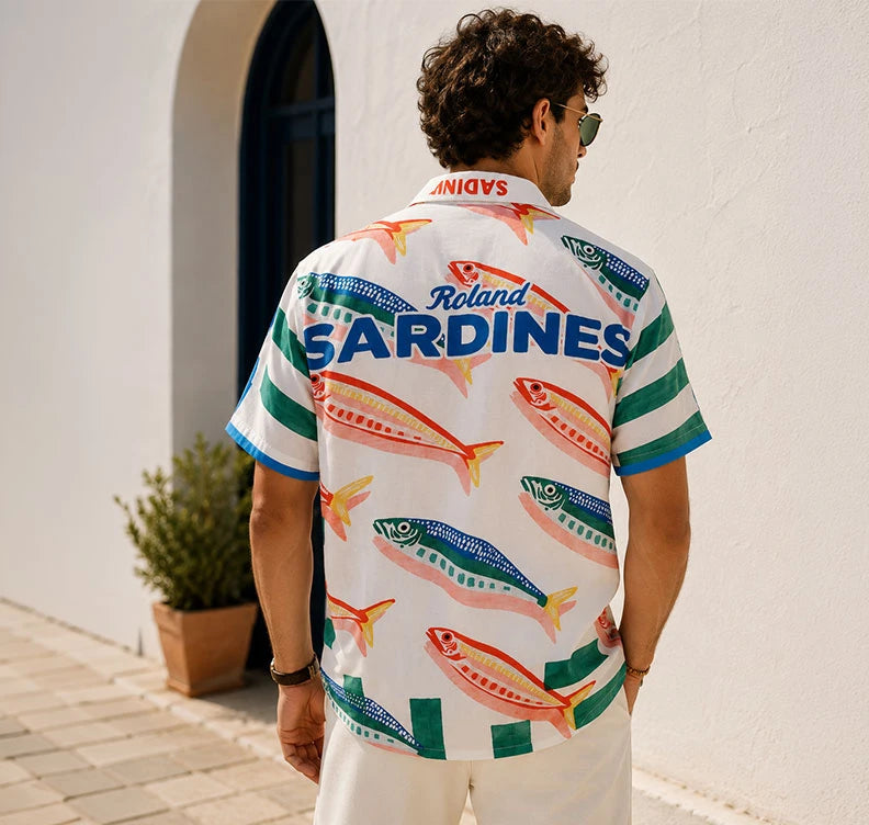 Camisa oversized con diseño retro de sardinas, aceite de oliva y rayas. Estilo coastal, divertido y sofisticado para tus aperitivos frente al mar. ¡Cómprala en Badhabitsx!