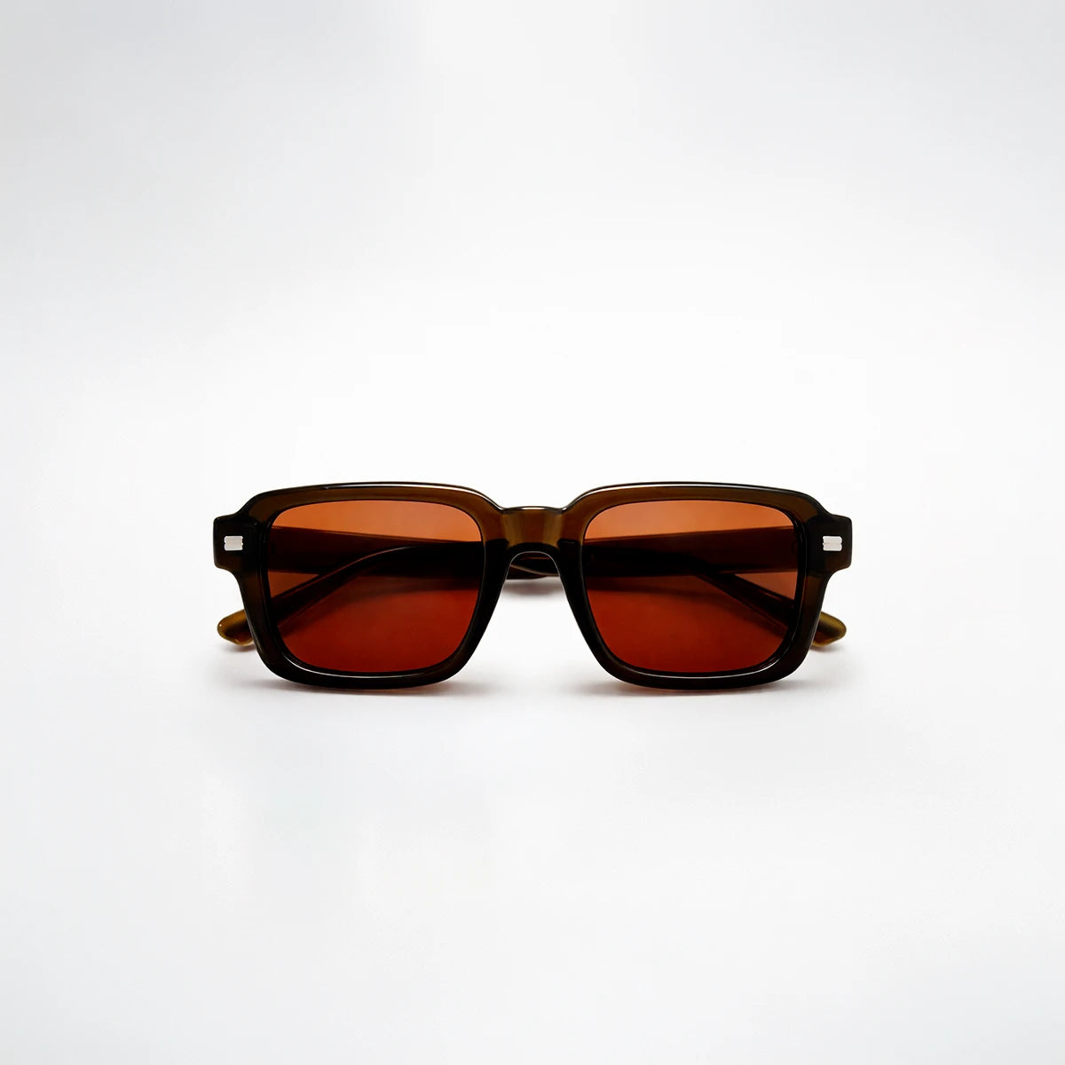Gafas de sol rectangulares Prague Eclipse con montura gruesa de color verde oliva translúcido y lentes marrón.