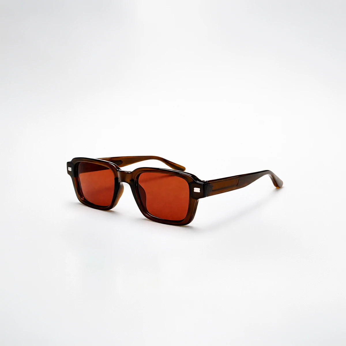 Gafas de sol rectangulares Prague Eclipse con montura gruesa de color verde oliva translúcido y lentes marrón.