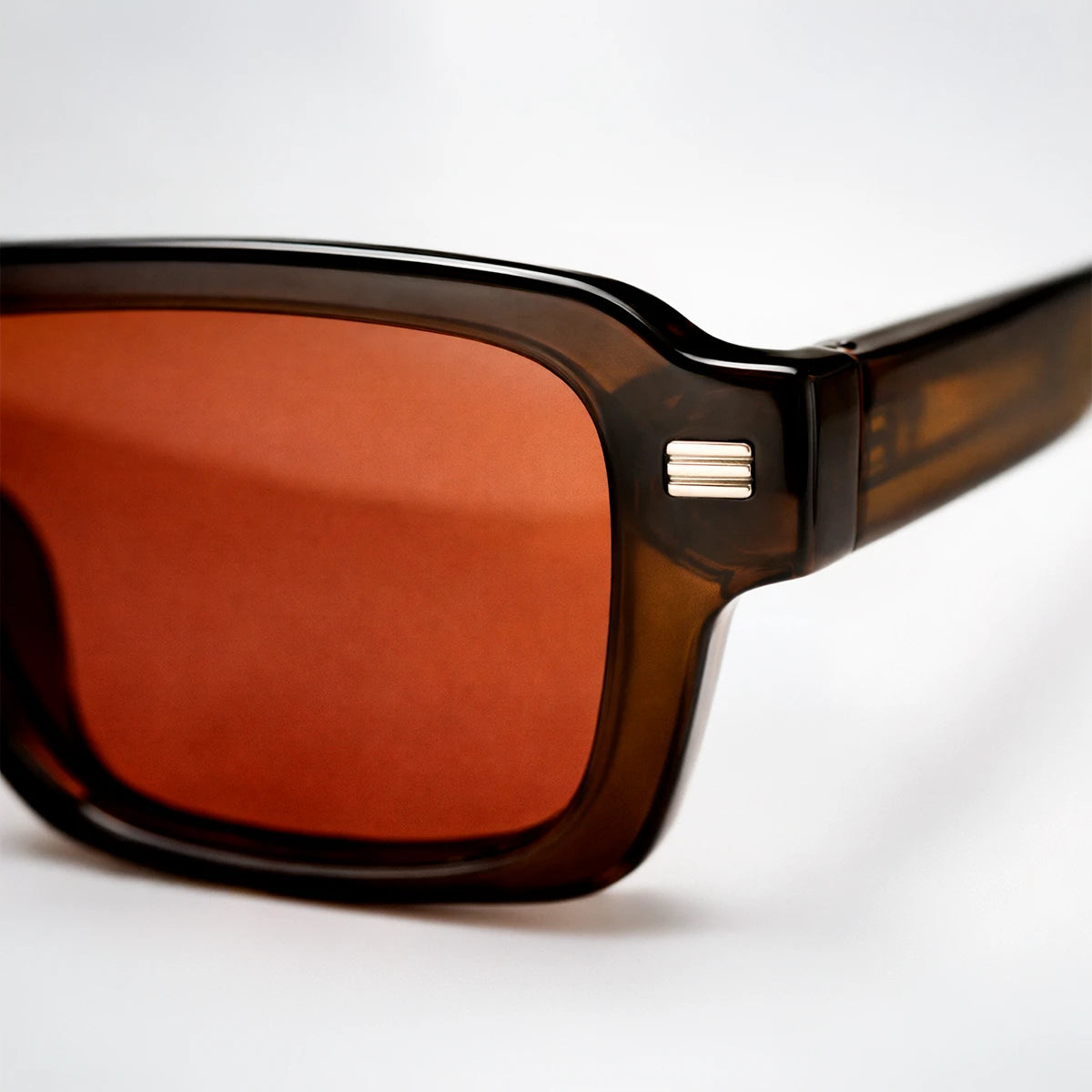 Gafas de sol rectangulares Prague Eclipse con montura gruesa de color verde oliva translúcido y lentes marrón.