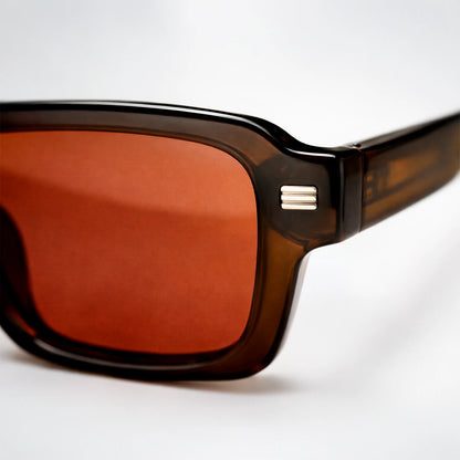 Gafas de sol rectangulares Prague Eclipse con montura gruesa de color verde oliva translúcido y lentes marrón.
