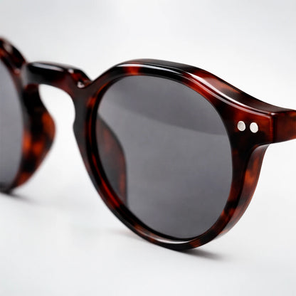 Gafas de sol redondeadas Rome Smoke con montura de carey oscuro y lentes en color gris humo.