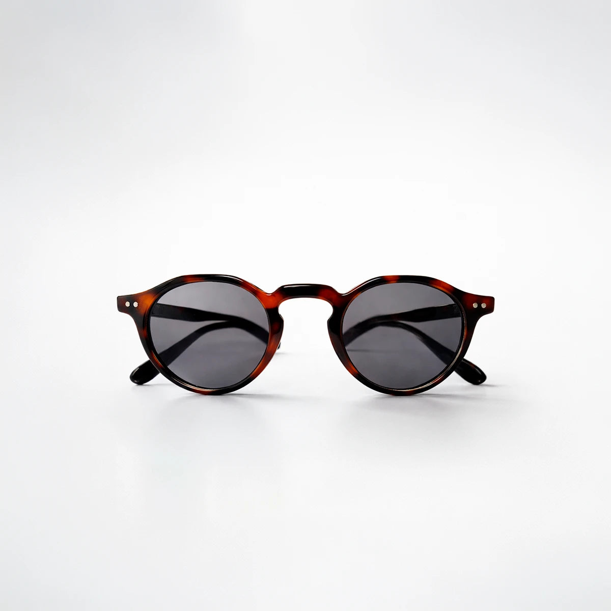 Gafas de sol redondeadas Rome Smoke con montura de carey oscuro y lentes en color gris humo.