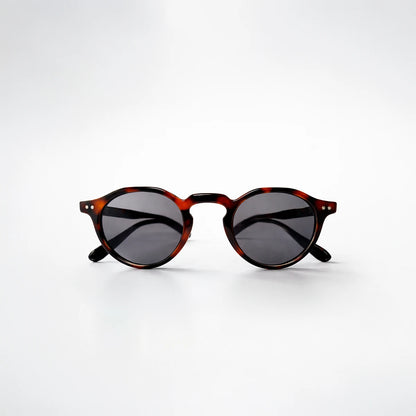 Gafas de sol redondeadas Rome Smoke con montura de carey oscuro y lentes en color gris humo.