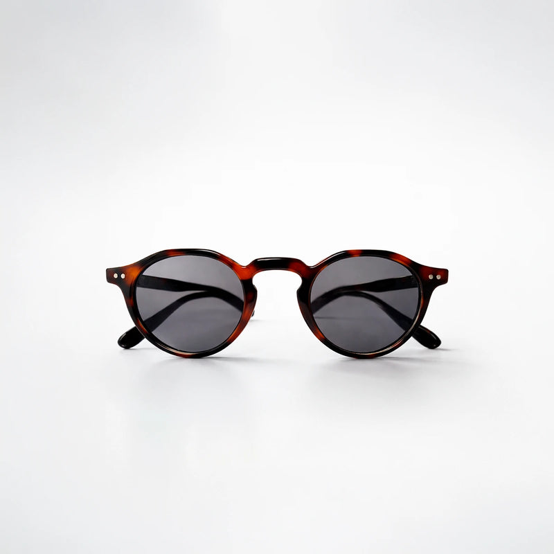 Gafas de sol redondeadas Rome Smoke con montura de carey oscuro y lentes en color gris humo.