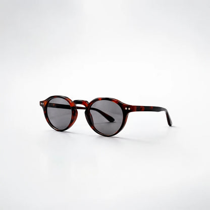 Gafas de sol redondeadas Rome Smoke con montura de carey oscuro y lentes en color gris humo.