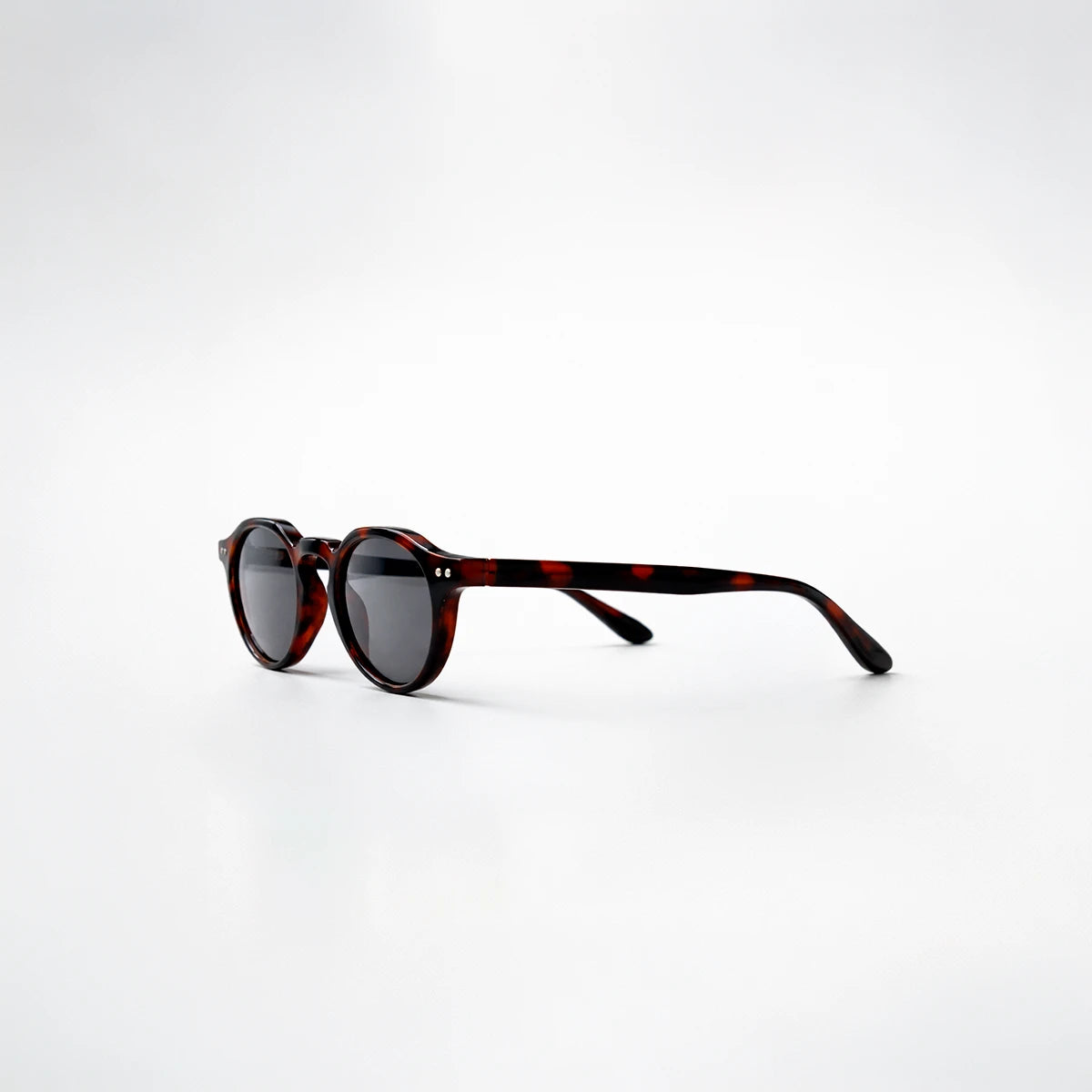 Gafas de sol redondeadas Rome Smoke con montura de carey oscuro y lentes en color gris humo.