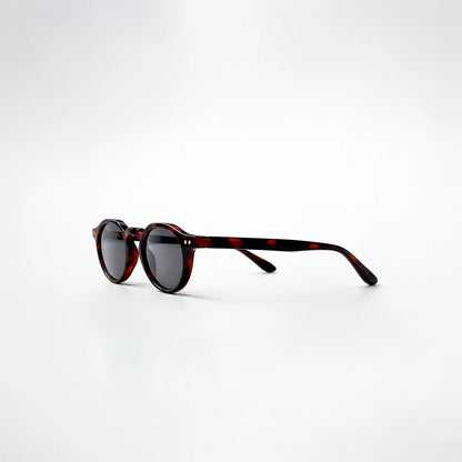 Gafas de sol redondeadas Rome Smoke con montura de carey oscuro y lentes en color gris humo.