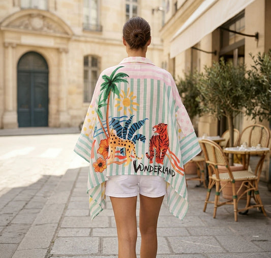 Camisa oversized con estampado tropical, tigres y rayas pastel. Diseño artístico estilo resort hecho para destacar. ¡Consigue este look exclusivo en Badhabitsx!
