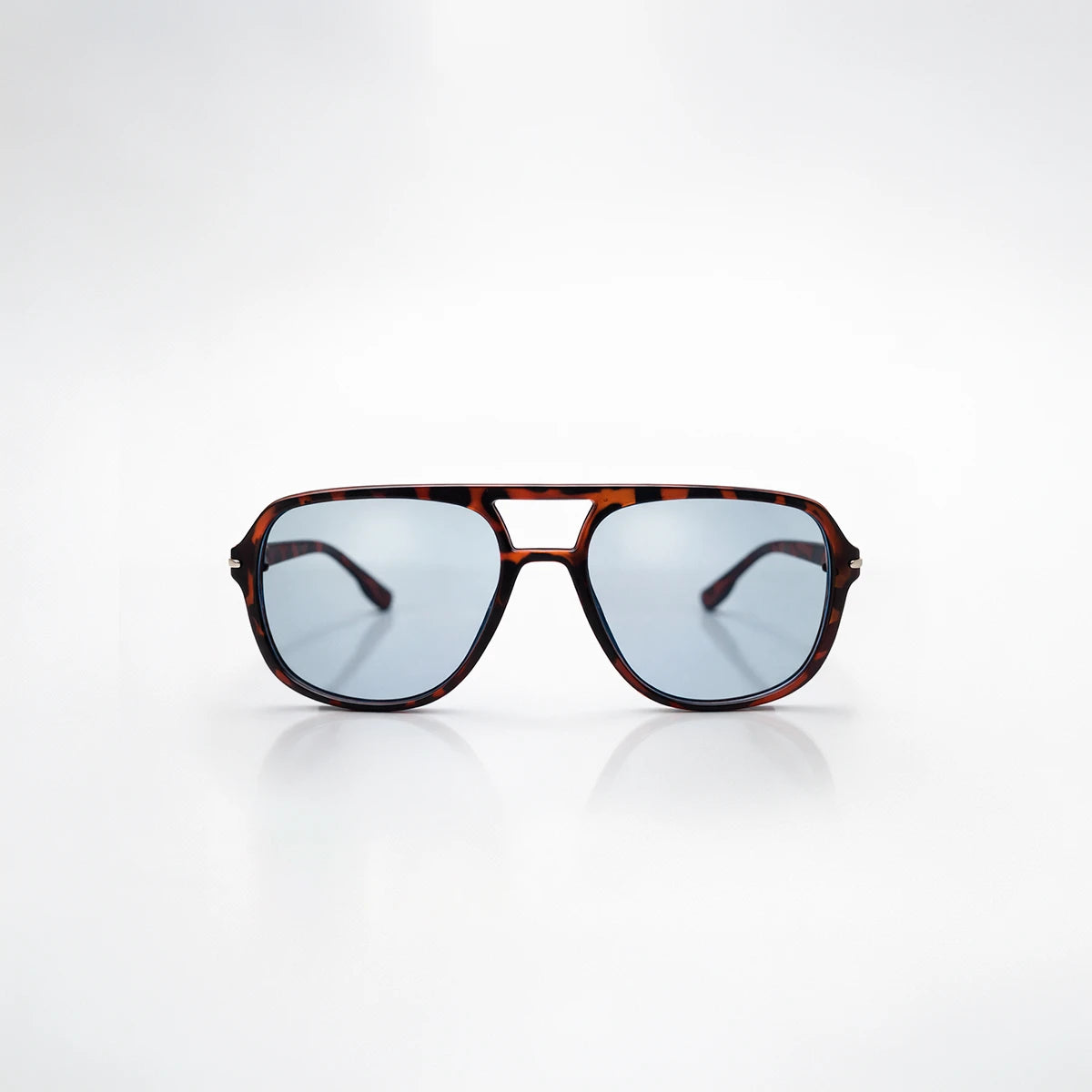 Gafas de sol de carey oscuro Santorini Blue con lentes de sol de tono azul frío y montura definida.
