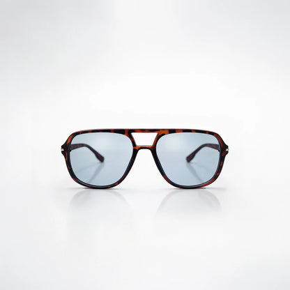 Gafas de sol de carey oscuro Santorini Blue con lentes de sol de tono azul frío y montura definida.
