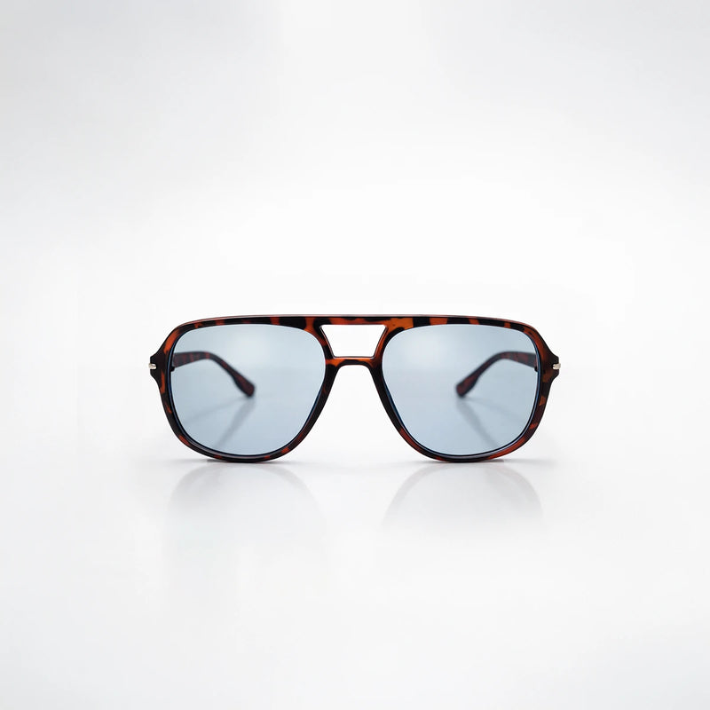 Gafas de sol de carey oscuro Santorini Blue con lentes de sol de tono azul frío y montura definida.
