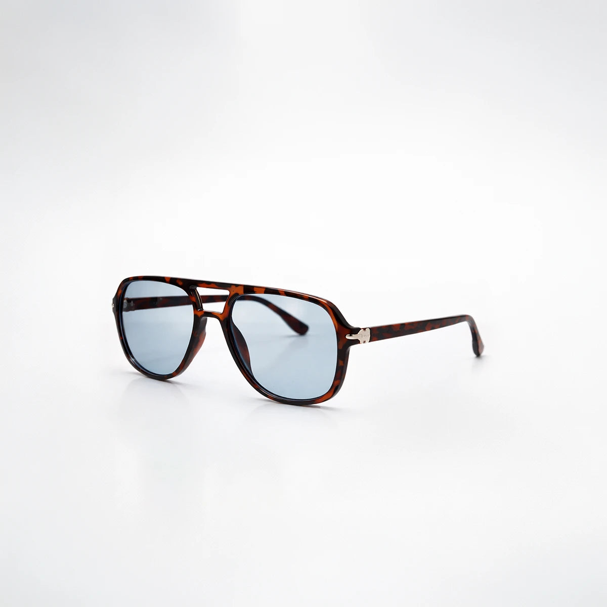 Gafas de sol de carey oscuro Santorini Blue con lentes de sol de tono azul frío y montura definida.
