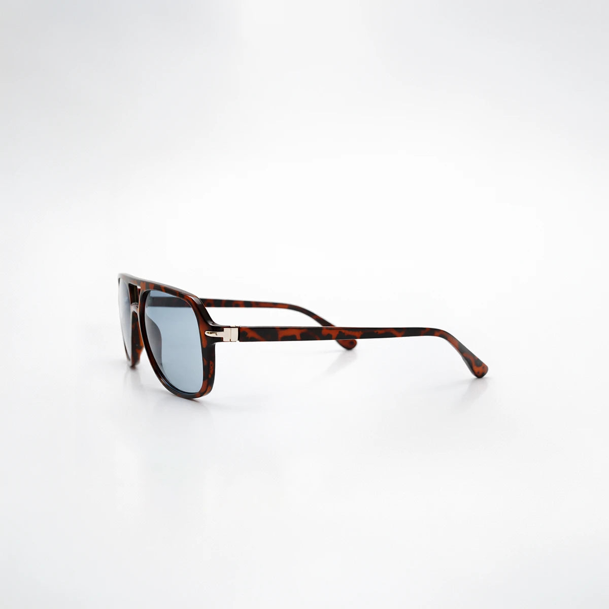 Gafas de sol de carey oscuro Santorini Blue con lentes de sol de tono azul frío y montura definida.
