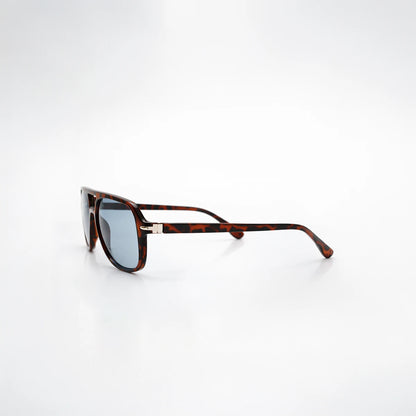 Gafas de sol de carey oscuro Santorini Blue con lentes de sol de tono azul frío y montura definida.
