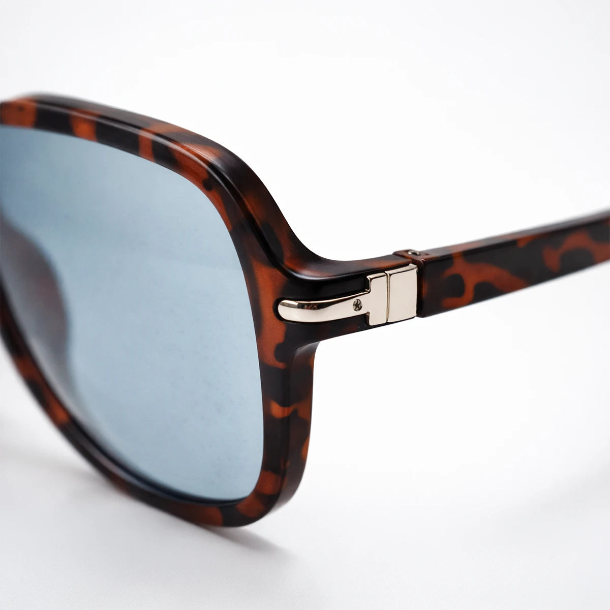 Gafas de sol de carey oscuro Santorini Blue con lentes de sol de tono azul frío y montura definida.
