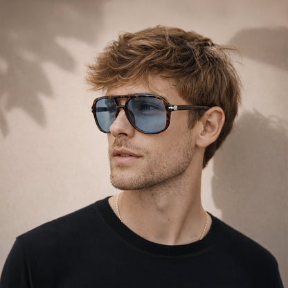 Gafas de sol de carey oscuro Santorini Blue con lentes de sol de tono azul frío y montura definida.
