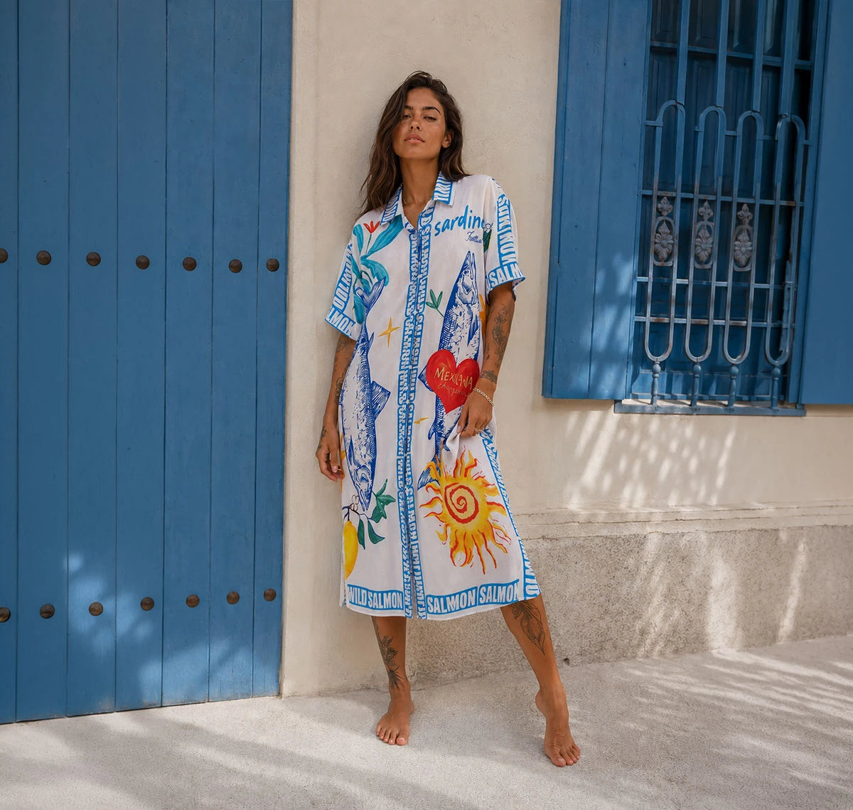 Vestido camisero con ilustraciones de limones y motivos mediterráneos. Diseño artístico, fresco y perfecto para tus vacaciones. ¡Hazlo tuyo en Badhabitsx!